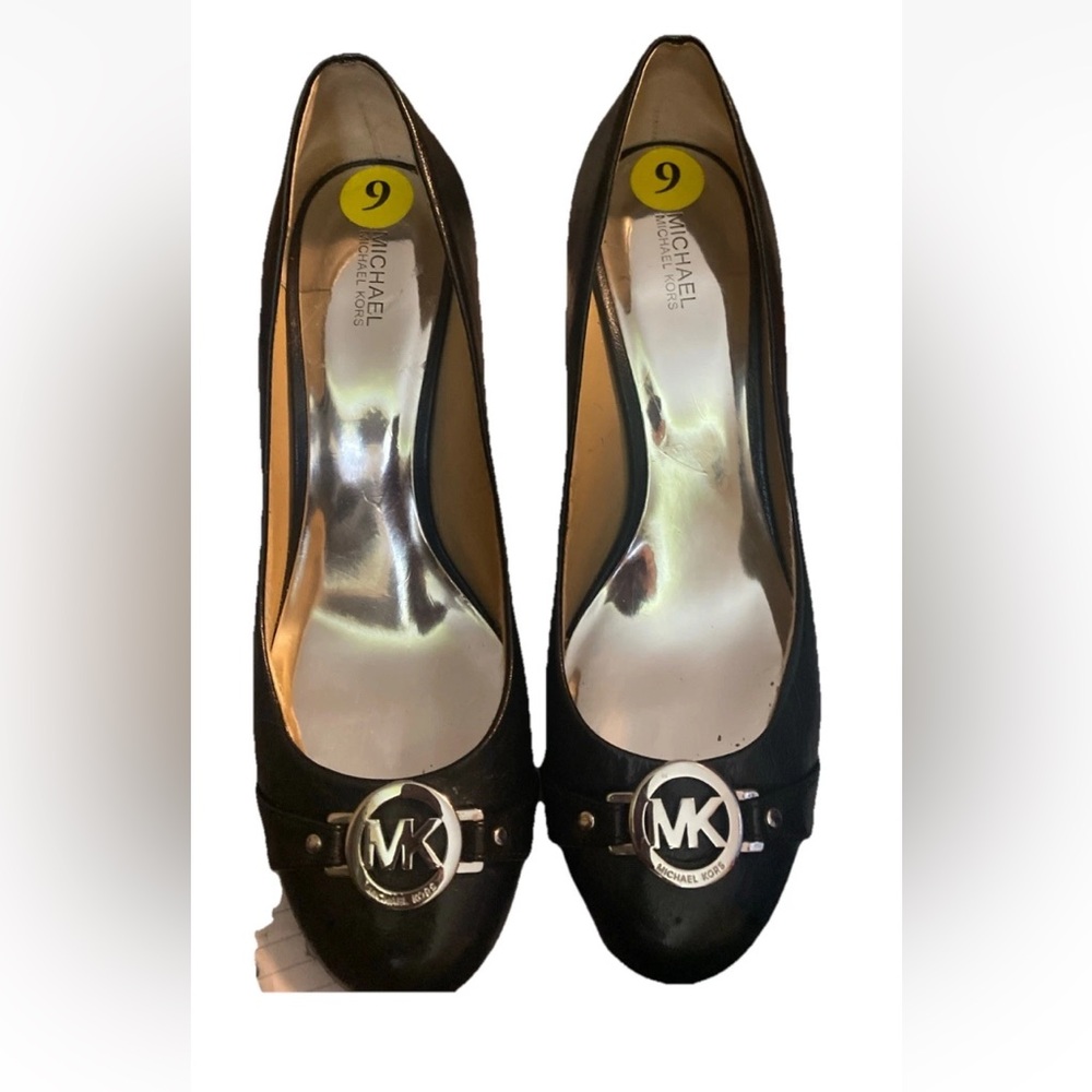 💜Michael Kors Black patent leather women’s pump high heel shoes with silver Logo